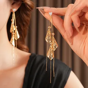 Boucles d'oreilles dorées à pompons avec strass en cœur et pendentifs triangles