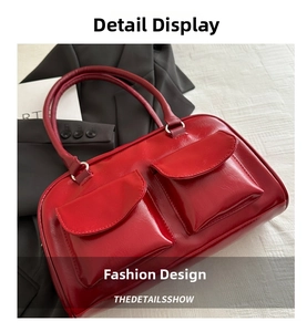 Vista dettagliata della borsa in pelle rossa lucida con design a doppia tasca esterna
