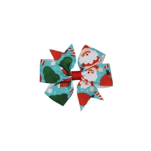 Detail einer Weihnachts-Haarschleife mit Weihnachtsmann-Motiv auf blauem Band