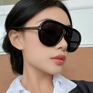 Occhiali da sole aviator oversize con montura nera e dettaglio a T in metallo