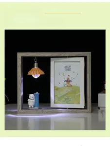 Détail du cadre photo rotatif en bois avec veilleuse et ornements miniatures