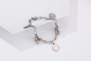 Bracciale a catena argento con perla tonda e ciondolo moneta Elisabetta II