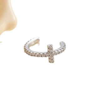 Manchette d'oreille en argent avec croix et zircons pour un style de bijoux minimaliste