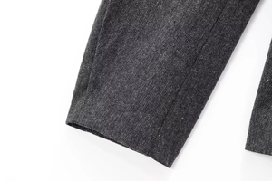 Detail der dunkelgrauen Blazer-Stoffstruktur mit feiner Webart und präziser Naht