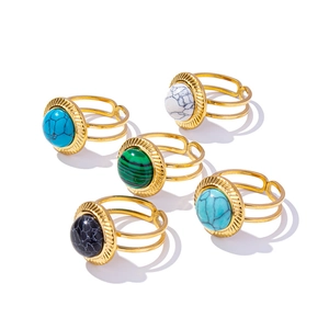 Verstellbare Ringe aus 304 Edelstahl mit bunten runden Edelsteinen auf weißem Hintergrund