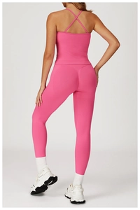 Vue arrière du pantalon de yoga sans couture et de la brassière croisée en rose éclatant