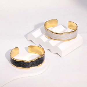 Bracelet Jonc Ouvert Plaqué Or 18K Acier Inoxydable Émail Bord Ondulé Surface Large Géométrique Minimaliste Femme