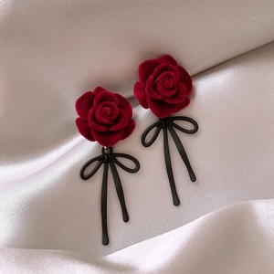 Macro de boucles d'oreilles plaquées or 14k avec roses rouges velours et nœuds noirs