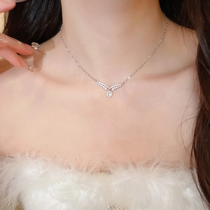 Gros plan d'un collier avec pendentif en zircon argenté porté par un mannequin
