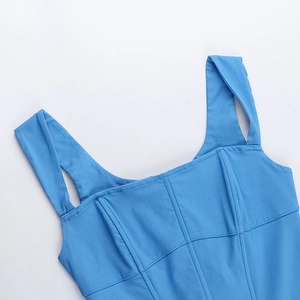 Détail du décolleté de ce haut corset bleu avec coutures apparentes et fines bretelles