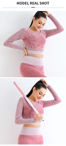 Detail eines hoch taillierten nahtlosen Leggings und bauchfreien Yoga-Sets in Pink Melange