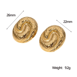 Macro des boucles d'oreilles conque dorées montrant les dimensions 26x22mm et poids de 9,2g