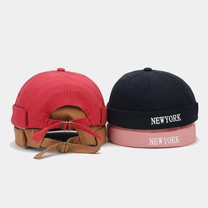 Détail de bonnets docker colorés avec broderie NEW YORK et boucles en métal réglables