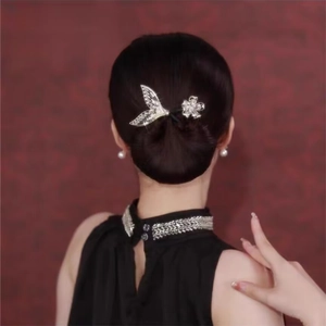 Épingles à cheveux sirène et fleurs avec cristaux sur un chignon sophistiqué