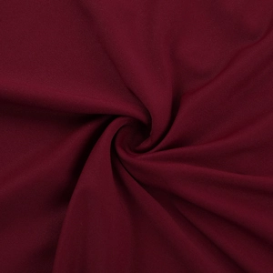Dettaglio del tessuto dell'abito rosso vino con maglia fine e texture elastica