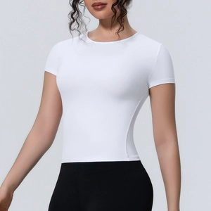 Gros plan d'un t-shirt de sport blanc moulant montrant le tissu respirant et le col rond