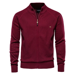 Détail de la maille du cardigan bordeaux avec motifs en losanges et fermeture éclair en métal
