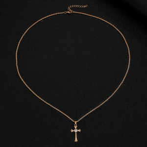 Détail du pendentif croix dorée avec zircon sur chaîne torsadée avec fermoir mousqueton