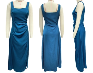 Drei-Wege-Ansicht des dunkelblauen Satin-Maxikleids mit Karree-Ausschnitt und Seitenschlitz