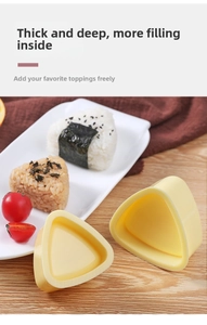 Dettaglio di due stampi gialli triangolari per onigiri in dimensioni grande e piccola
