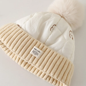 Bonnet en tricot pour bébé avec motif matelassé, grand pompon et écusson à lettres