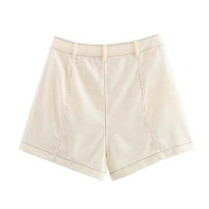 Détail du short en jean crème à taille haute avec coutures contrastées et ourlet bien fini