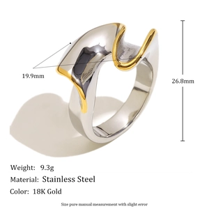 Bague en acier inoxydable au design abstrait avec finitions bicolores or 18K et argent