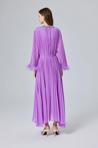 Vue arrière d'une robe maxi plissée violette avec poignets en plumes et détails diamants