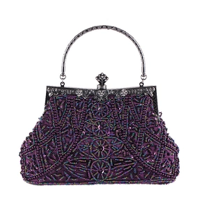 Dettaglio della borsa da sera con perline iridescenti e chiusura in metallo vintage