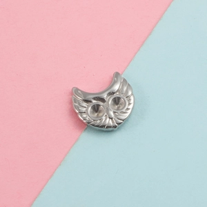 Détail d'un pendentif en métal argenté en forme de hibou pour la création de bijoux