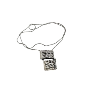 Collana a catena serpente d'argento con due pendenti rettangolari intrecciati dallo stile minimal