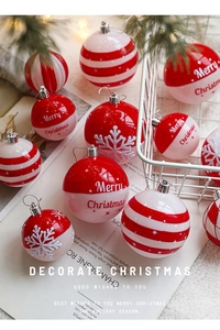 Détails des boules de Noël rouges et blanches avec flocons et motifs de fête