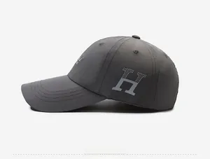 Vue latérale de la casquette de baseball grise à séchage rapide avec logo H brodé