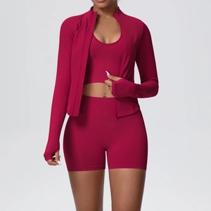 Détail de l'ensemble de sport femme avec passe-pouces, short taille haute et veste