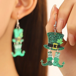 Vue macro de boucles d'oreilles chapeau de leprechaun à paillettes pour Saint-Patrick