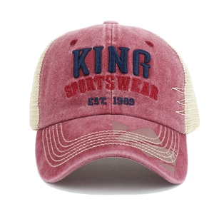 Berretto vintage in cotone lavato rosso con ricamo KING 3D e rete posteriore traspirante