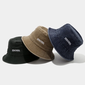 Tre cappelli a secchiello in cotone ricamato in nero, kaki e blu scuro per donna