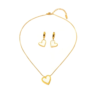 Elegante set di gioielli in acciaio al titanio dorato con collana e orecchini a cuore