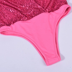 Vue détaillée des paillettes rose rouge et des coutures élastiques sur le body