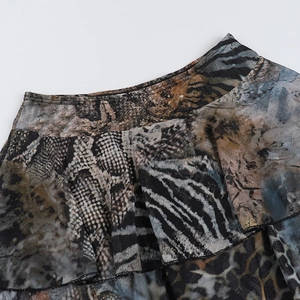 Détail macro d'une jupe imprimé animal à taille haute avec des volants en tulle multicouches