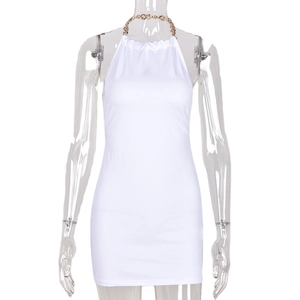 Robe moulante blanche avec licou à chaîne dorée et coupe ajustée élégante