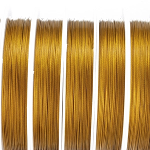 Cinq bobines de fil en acier doré pour la fabrication de bijoux et le perlage
