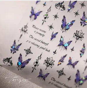 Dettaglio di adesivi per unghie olografici con farfalle viola e motivi a stella gotica