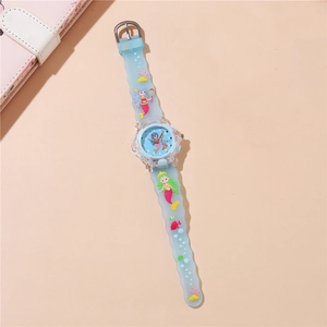 Dettaglio dell'orologio per bambini con motivi a sirena 3D e cinturino blu