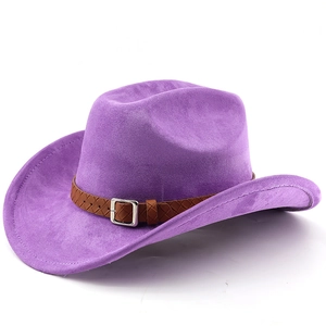 Détail d'un chapeau en daim violet avec bande en cuir tressé et boucle en métal argenté