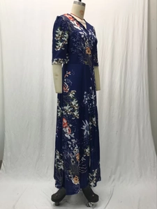 Détail de la robe longue à imprimé fleuri bleu marine avec col en V et mousseline