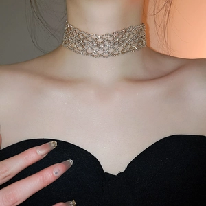 Gros plan d'un collier ras du cou en résille de diamants sur un mannequin stylé