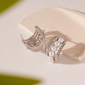 Eleganti orecchini a C in argento con strati di perle e zirconi brillanti da donna
