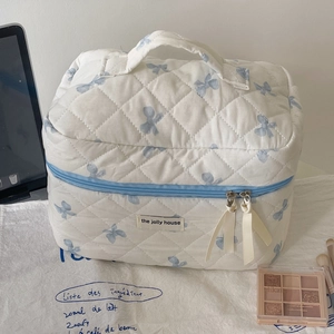 Beauty case trapuntato con fiocchi e nastro blu per trucco e prodotti da bagno