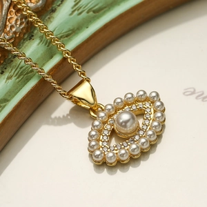 Luxuriöse goldene Evil Eye Halskette mit zentraler Perle und funkelnden Zirkonsteinen